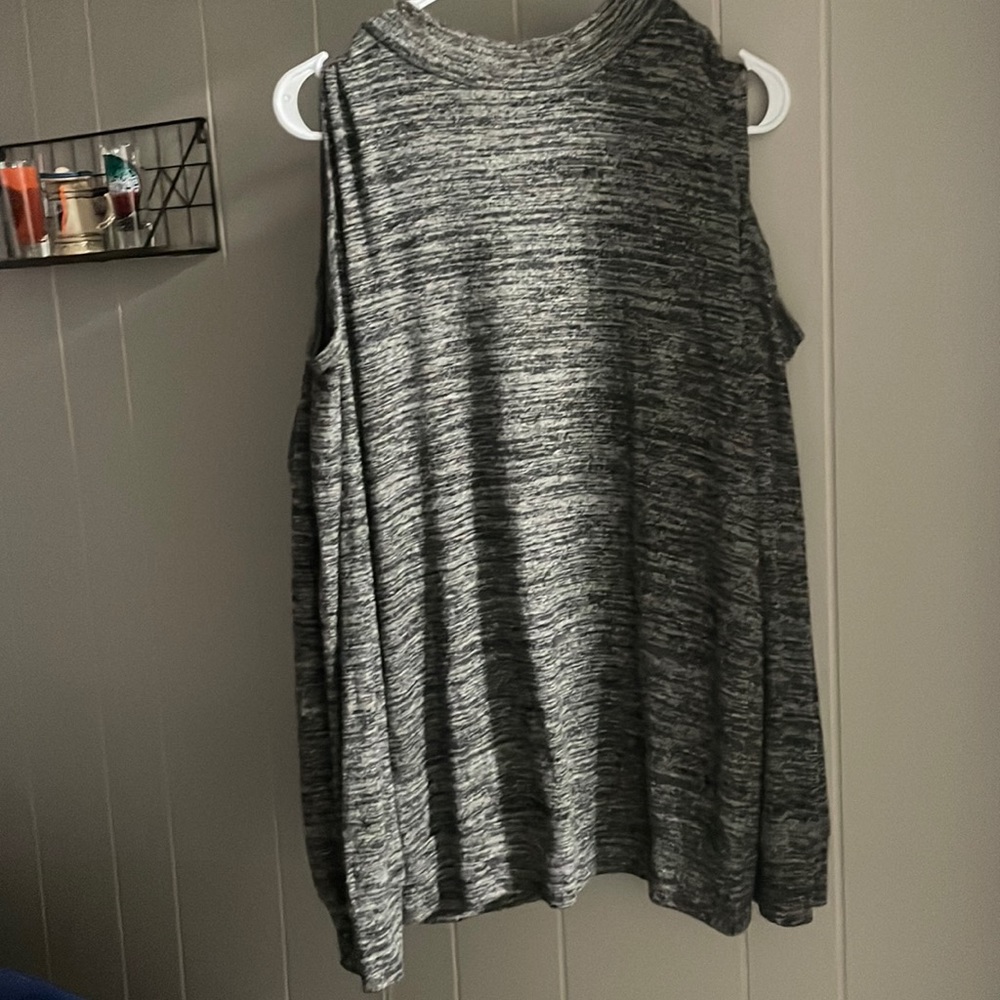 Grey/white/black long sleeve sweater
